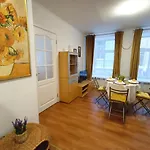 Old Town Sunny Bee Prime Location דירה *
